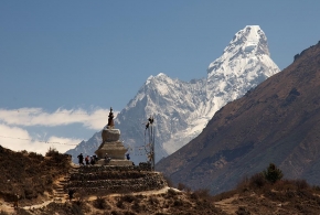 Stupa-bouddhiste-et-le-montagne-Ama-Dablam