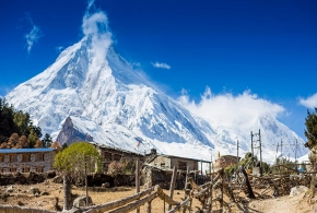 un-petit-village-sur-le-chemain-du-manaslu